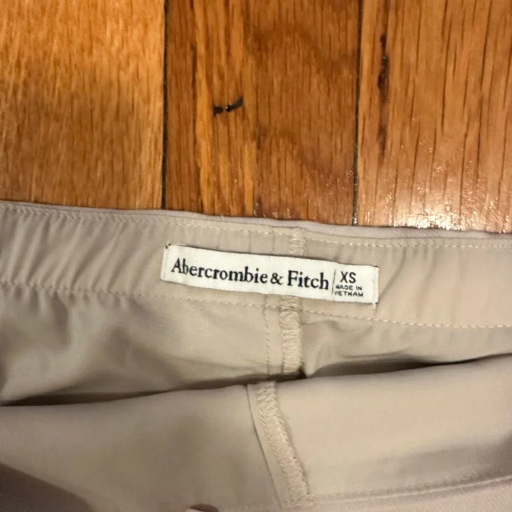 Abercrombie & Fitch Scarlett Mini Skort – Size XS (Deep Taupe) - Picture 2 of 3